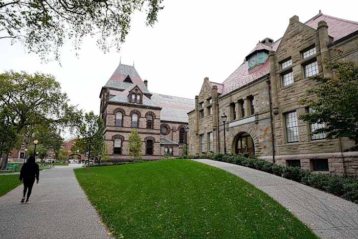 Rechtszaak daagt Trump -administratie optreden tegen internationale studenten uit