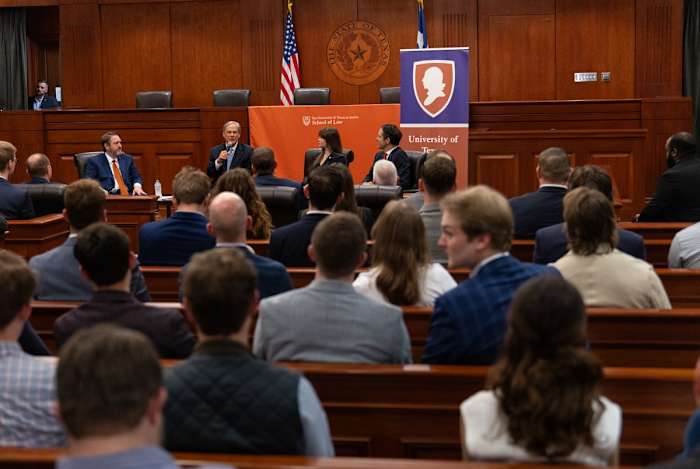 Regering Greg Abbott roept zijn invloed op de rechtbanken van Texas tot de conservatieve rechtengroep