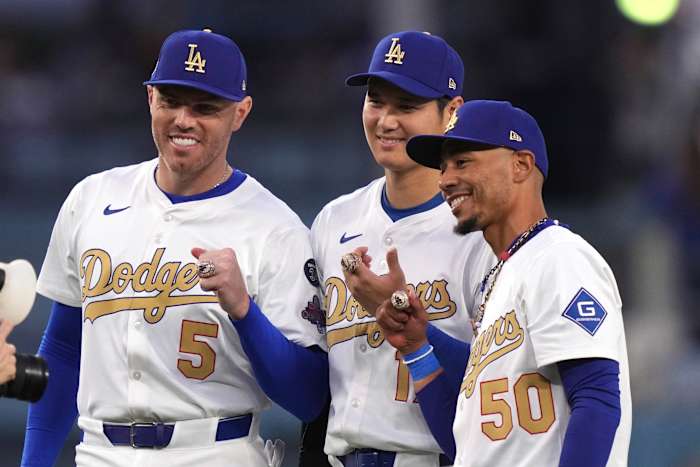 Ring Bling: Dodgers pronken met glinsterende World Series -ringen in pregame -ceremonie