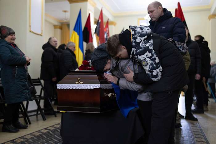 Rusland en Oekraïne beschuldigen elkaar van het niet pauzeren van stakingen nadat de Amerikaanse gezant Moskou verlaat