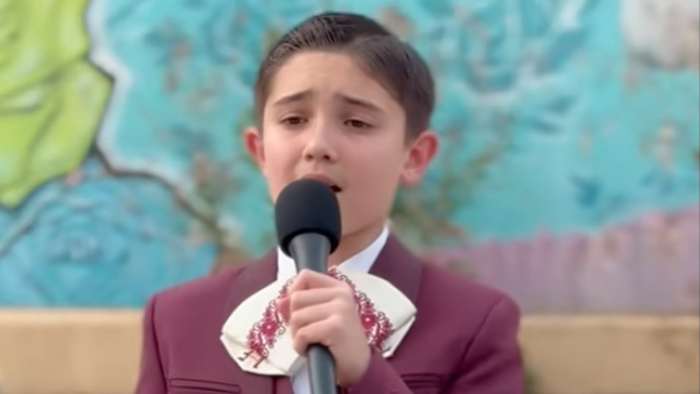 San Antonio Celebra Con Mateo López en Desfile Flambeau 2025