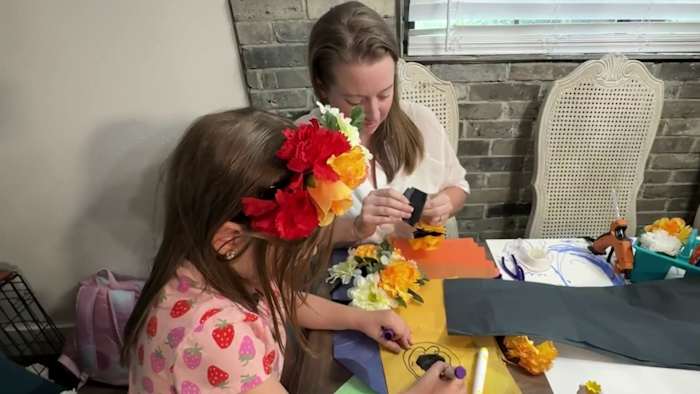 Schoenendoos Float Tradition brengt Fiesta naar San Antonio -klaslokalen