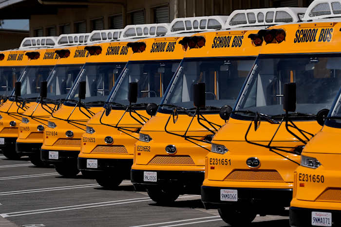 Scholen stonden in de rij voor hulp bij het krijgen van schonere schoolbussen. Toen kwam de EPA -bevriezen