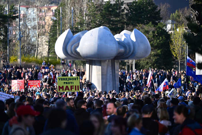 Slowaks verzamelt zich om te protesteren tegen wetgeving die volgens critici schadelijk is voor NGO's