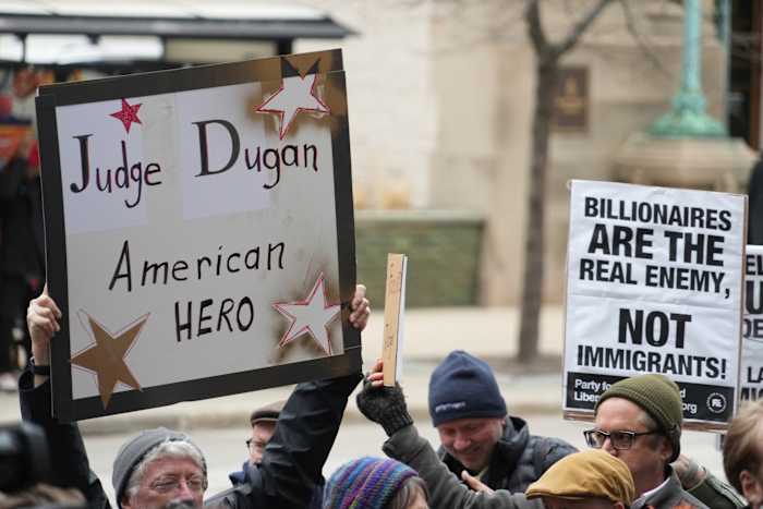 Sommigen zien Trump bewapening van de regering in het richten op de site van de rechter en de democratische fondsenwervingssite