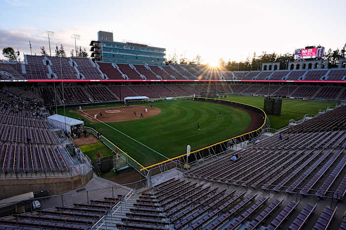 Stanford softbalteam vestigt NCAA aanwezigheidsrecord spelen in voetbalstadion vs. rivaal Californië