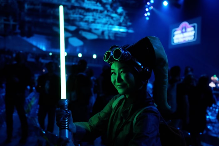 'Star Wars' fans zwaaien met het licht dat een aankomende film wordt aangekondigd in Japan