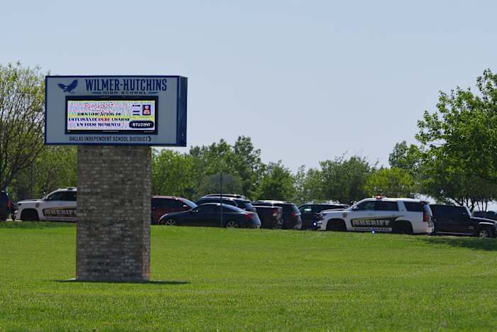 Student beschuldigd in Dallas School -schietpartij liep naar de groep in Hall en opende het vuur, gewond 4