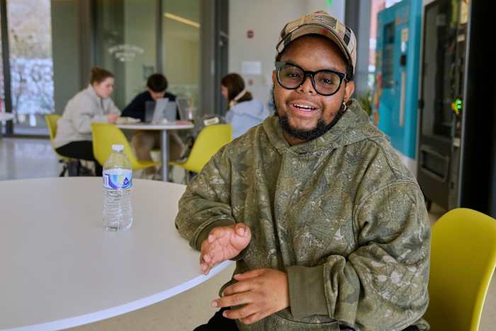 Terwijl dei -terugdraaiingen vasthouden, zeggen studenten van kleur dat ze campusondersteuningssystemen verliezen