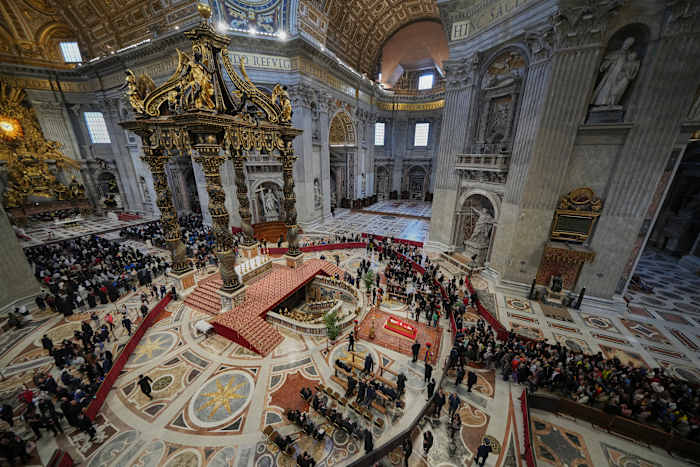 Tienduizenden duren in St. Peter's Basilica om definitieve opzichten te betuigen aan paus Franciscus