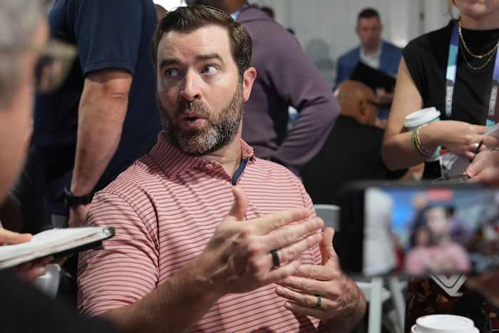 Titans -coach Brian Callahan zegt dat franchise QB's 'onbetaalbaar' zijn en het team debatteert opties op nummer 1