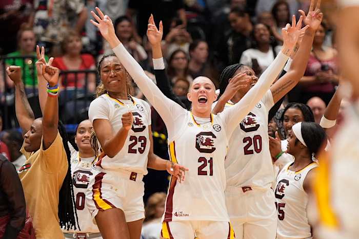 Titel National Champion South Carolina keert terug naar de titelwedstrijd met 74-57 rout van Texas