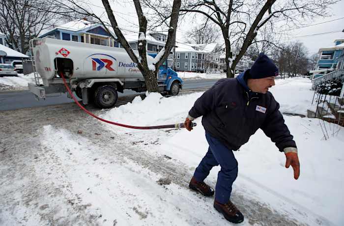 Trump-administratie vuurt personeel af van het programma dat huishoudens met een laag inkomen helpt om te betalen voor hitte