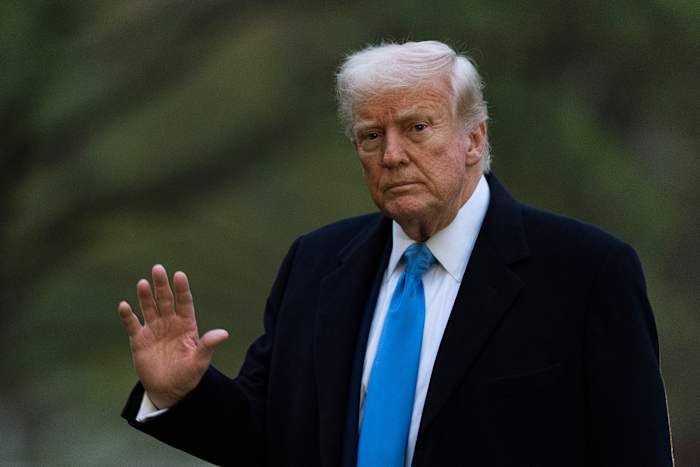 Trump bedreigt meer tarieven voor China naarmate de wereldwijde markten duiken