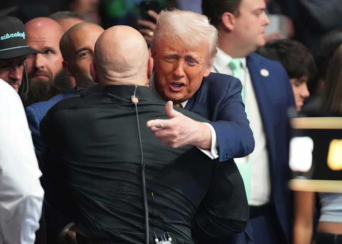 Trump ontvangt een staande ovatie als hij een UFC -evenement in Miami betreedt