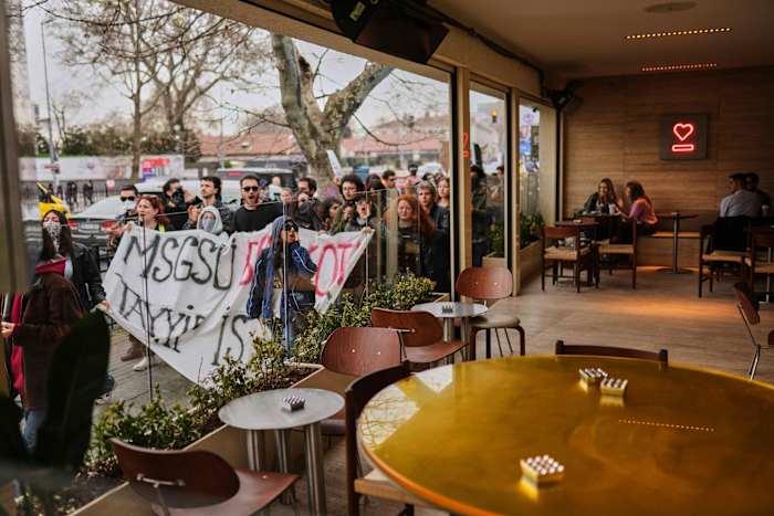 Turkije's protesten over de arrestatie van een Erdogan -rivaal nemen een nieuwe invalshoek: boycott winkelen