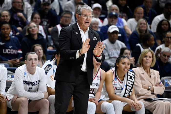 UConn -coach Geno Auriemma zegt Super Regional Format voor Women's March Madness 'Rued the Game'