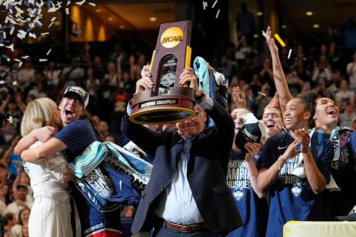 UConn eindigt het seizoen op nummer 1 in AP dames basketbal peiling voor het eerst sinds 2021