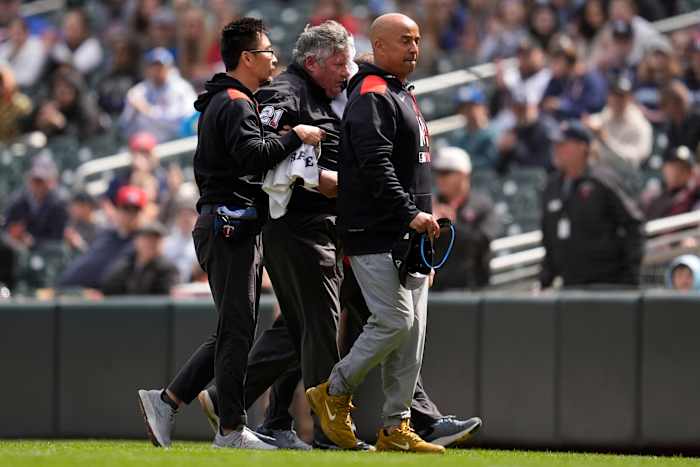 Umpire Hunter Wendelstedt gaat naar het ziekenhuis nadat de fout in Mets-Twins hem in het hoofd raakt