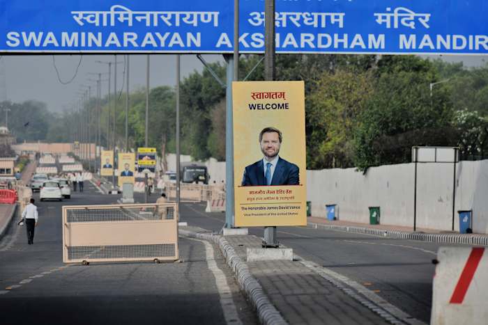 Vance arriveert in India voor een 4-daags bezoek dat persoonlijke engagementen en gesprekken over handel omvat