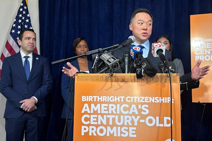 Veel oudere AAPI-volwassenen zijn in het buitenland geboren. Ze zijn ook moeilijk voor immigratie, een nieuwe peiling vindt