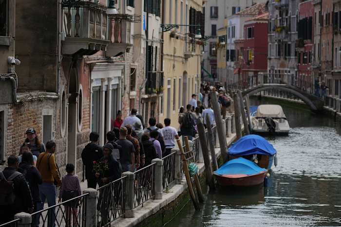 Venetië breidt de belasting op de dag uit om overtroerisme te bestrijden