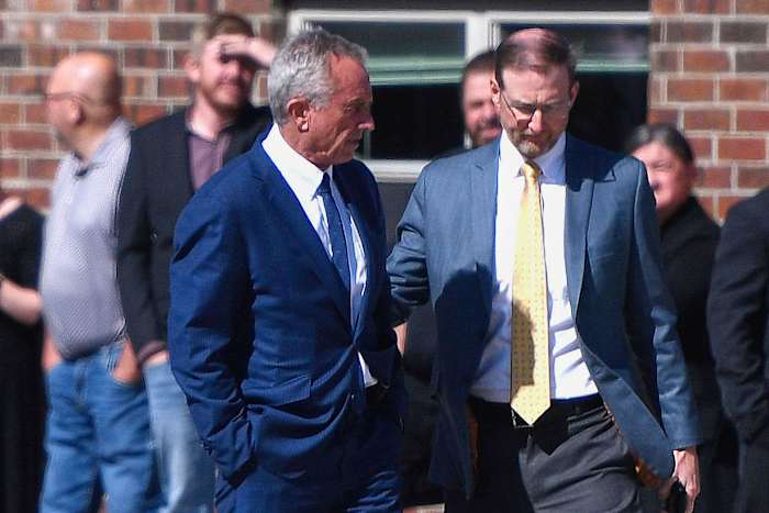 Video toont dokter met mazelen die kinderen behandelen. RFK Jr prees hem later als een 'buitengewone' genezer