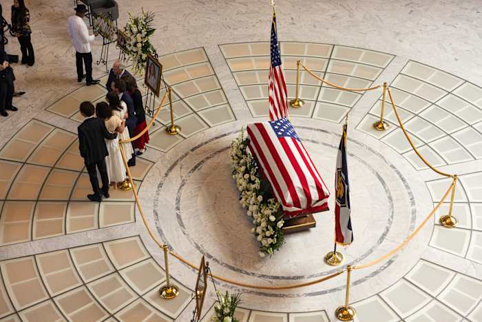 Voormalig Amerikaanse vertegenwoordiger Mia Love geëerd in Utah na de dood van hersenkanker