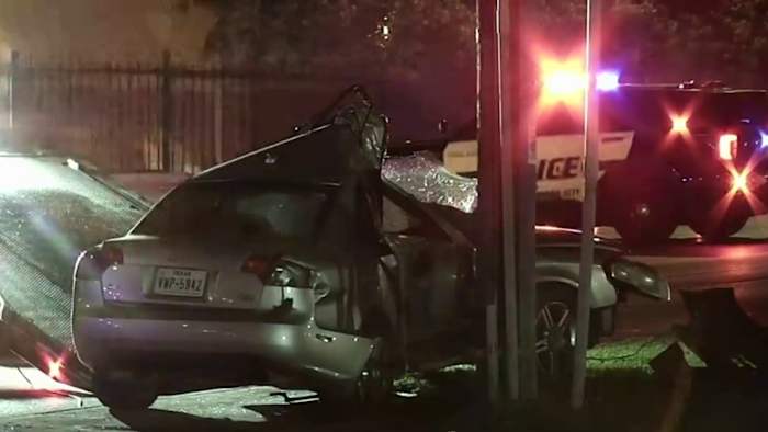 Vrouw in het ziekenhuis opgenomen na crash aan de westkant veroorzaakt kleine stroomstoring, zegt SAPD