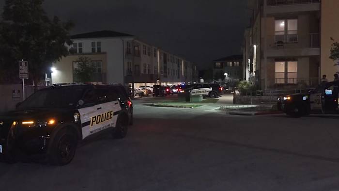 Vrouw slaat de 12-jarige dochter met auto tijdens het parkeren, zegt SAPD