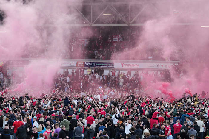 WREXHAM SEALS Derde Straight Promotion en speelt in het tweede niveau van het Engelse voetbal