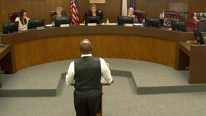 Windcrest Councilman en eigenaar van instapfaciliteiten gevangen in handschrift controverse