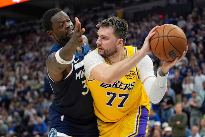 Wolven met volledige sterkte nemen series voorsprong in Game 4 vs. Lakers, aangezien de gezondheid opdoemt in NBA-play-offs