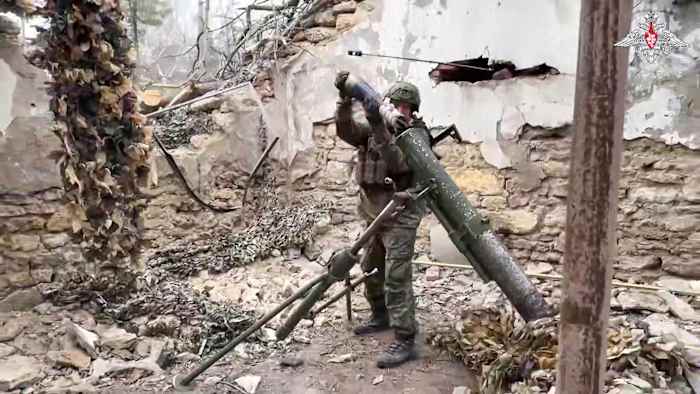 Zelenskyy in Oekraïne zegt dat 2 Chinezen betrapt werden op vechten naast Rusland