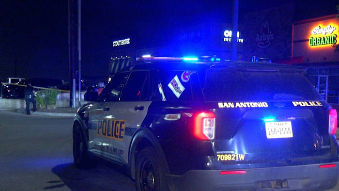 1 dood, 1 gewond na gevecht leidt tot schieten in de Bar Far West Side, zegt de politie