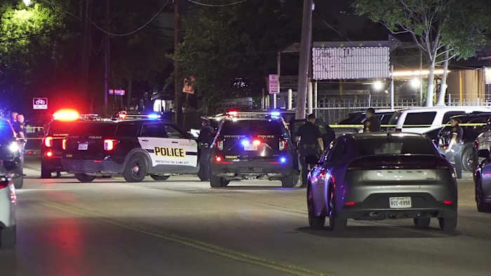 1 in het ziekenhuis opgenomen met levensbedreigende verwondingen na het fotograferen buiten de sportbar, zegt SAPD