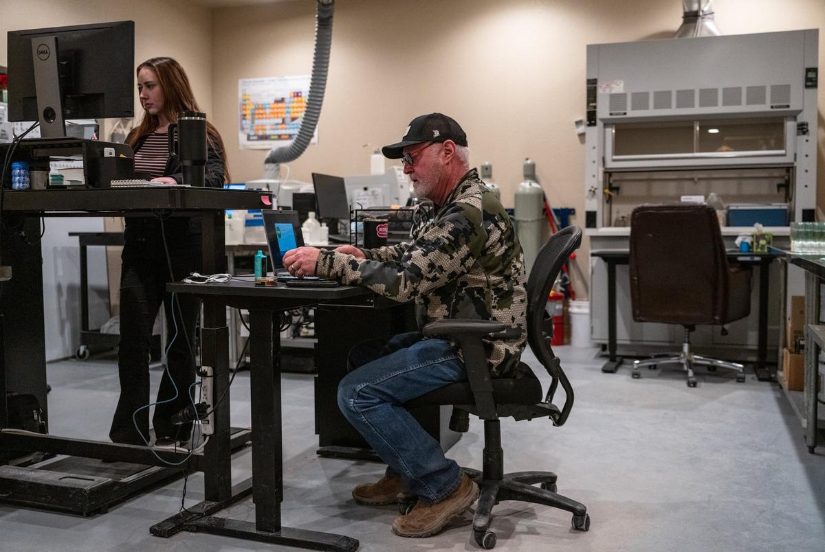 Chemicus/bioloog Danielle Smith, links, en onderzoeks- en ontwikkelingstoezichthouder Terry Cargile -werk in het lab op de Texas Pacific Water Resources R & D -projectsite op vrijdag 14 februari 2025, buiten Midland.