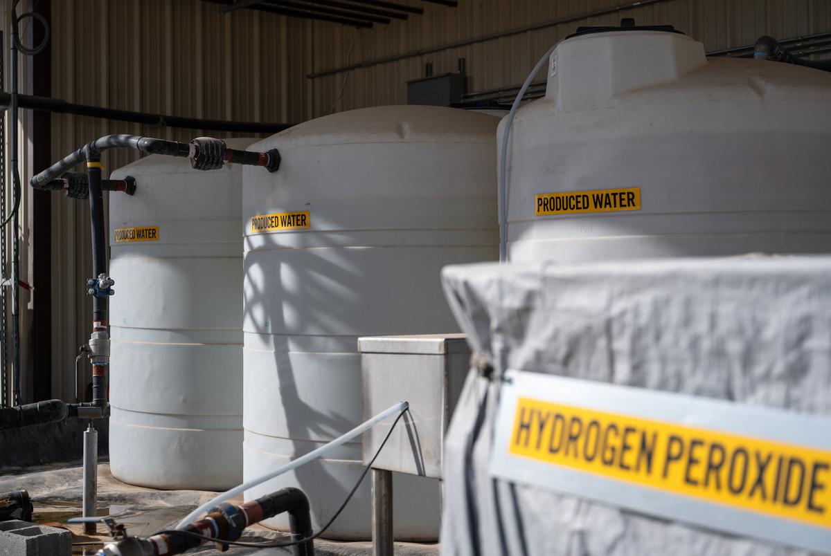 Tanks van geproduceerd water zitten buiten de Pacific Water Resources Research and Development -projectlocatie van Texas, terwijl ze oxidatie ondergaan met behulp van waterstofperoxide vrijdag 14 februari 2025, buiten Midland. Het waterstofperoxide helpt bij het scheiden van waterstofsulfide (H2S) en olie naast het beheren van bacteriën die in het water worden aangetroffen.