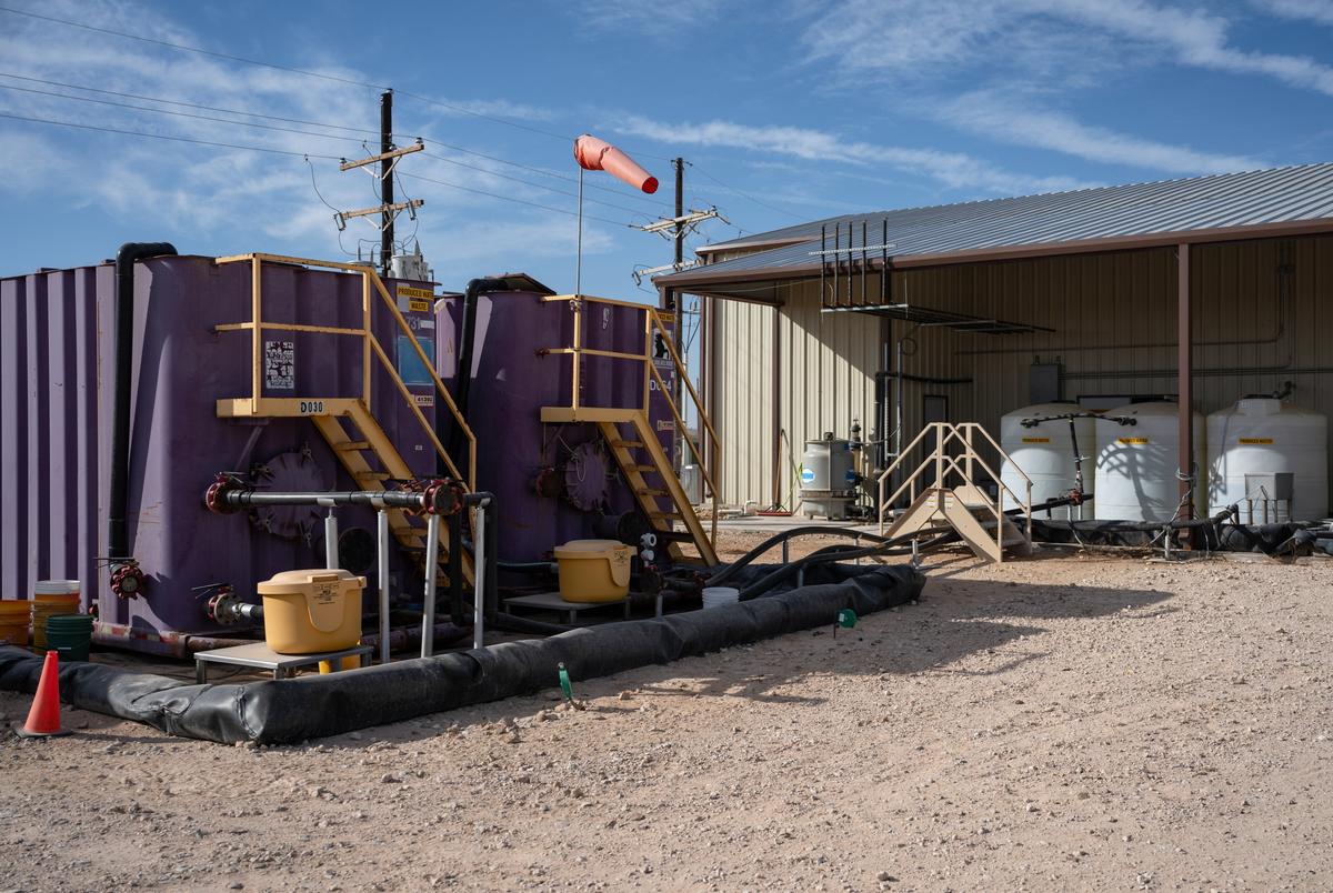 Tanks van geproduceerd water zitten buiten de Pacific Water Resources Research and Development -projectlocatie van Texas, terwijl ze oxidatie ondergaan met behulp van waterstofperoxide vrijdag 14 februari 2025, buiten Midland. Geproduceerd water uit de olievelden wordt uit Conex -containers, links, en wordt vervolgens geïntroduceerd in waterstofperoxide die helpt bij het scheiden van waterstofsulfide en olie naast het regelen van bacteriën in het water.