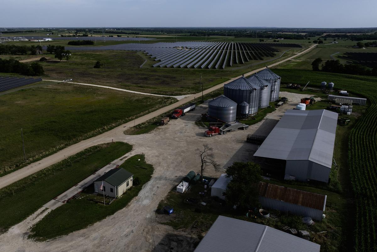 Een drone -weergave van het grote Elm Solar -project dat grenst aan het land van Robert Fleming, op dinsdag 13 mei 2025, in Troy.
