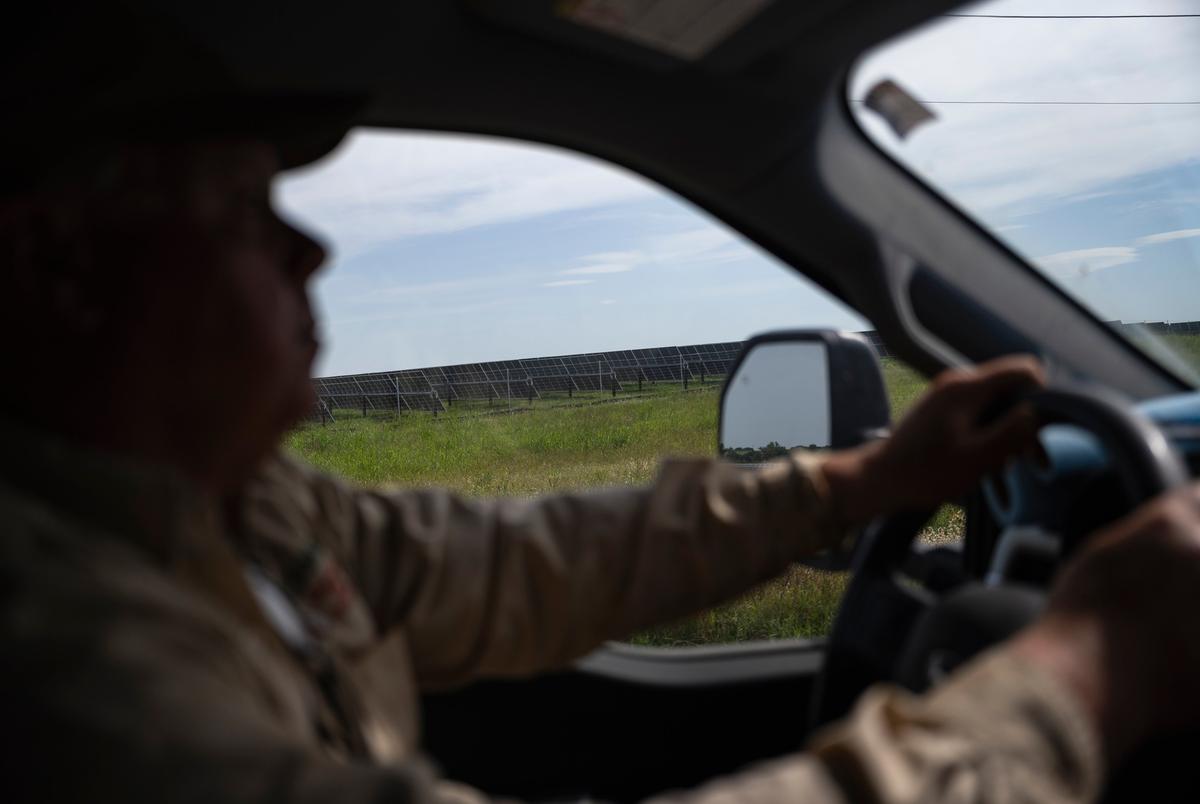 Robert Fleming rijdt langs het Big Elm Solar Project op dinsdag 13 mei 2025 in Troy.