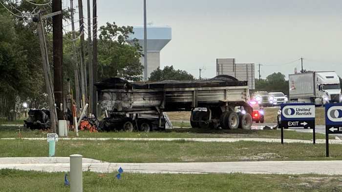 18-wieler crashes, vangt in brand langs Loop 410 aan de oostkant; NB Access Road gesloten