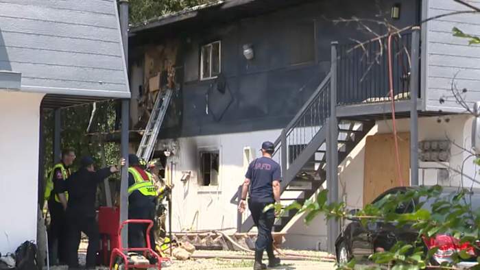 2 brandweerlieden gewond bij het appartementencomplex in de noordoostkant, zegt Safd, zegt Safd