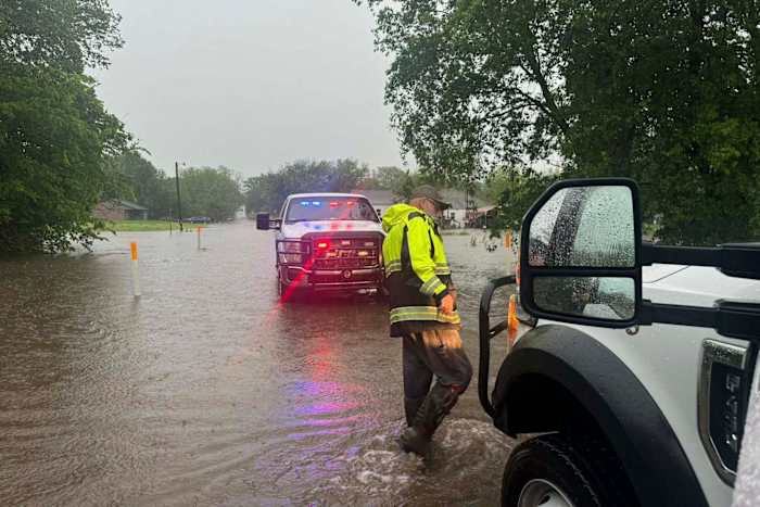 2 doden als langzaam bewegende stormen overstromingswegen over Oklahoma en Texas