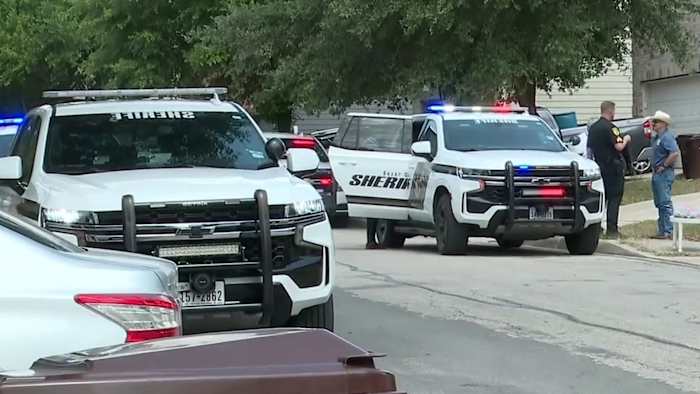 2-jarige graas door kogel na het pakken van het wapen van de ouders, 3 vastgehouden, zegt Bexar County Sheriff