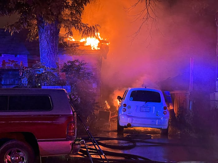 2 ontheemd na West Side Fire verbrandt verschillende huizen, zegt Safd