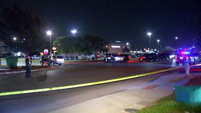 2 vastgehouden na het schieten in het restaurant South Side; 1 officier vuurt wapens, zegt SAPD