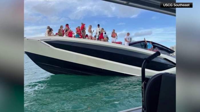 32 mensen gered uit Lamborghini -jacht dat begon te zinken van Miami Beach