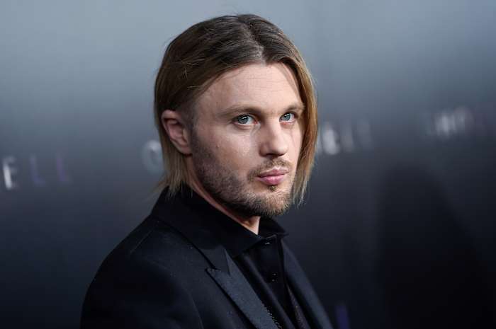 Acteur Michael Pitt beschuldigd van seksueel misbruik, mishandeling van ex-vriendin in New York