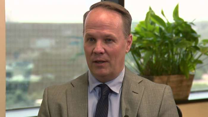 Advocaat beantwoordt vragen over Trump's $ 1.000 stimulans voor zelfdeportatie van immigranten